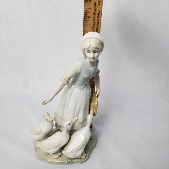 Vintage Ardalt Lenwile Girl Feeding Ducks Porcelain Figure Handpainted #7362 - Picture 8 of 8